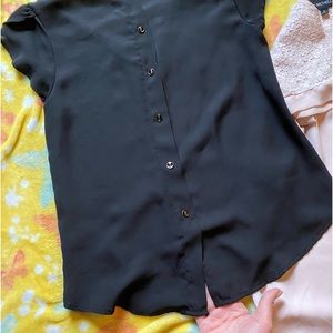 Lot of 2 women’s business casual shirts🎀